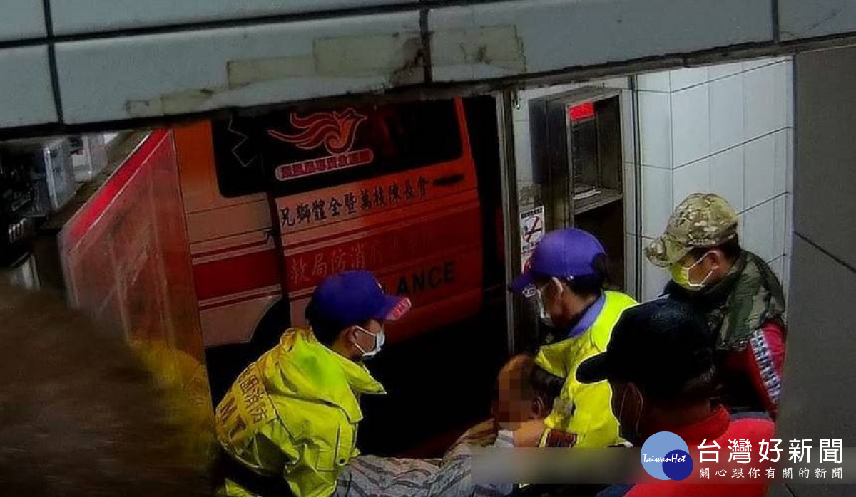 男子中風倒臥家中苦撐六天,大園警會同房東及時救援。
