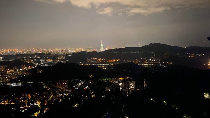 搭乘貓纜到貓空山區賞夜景