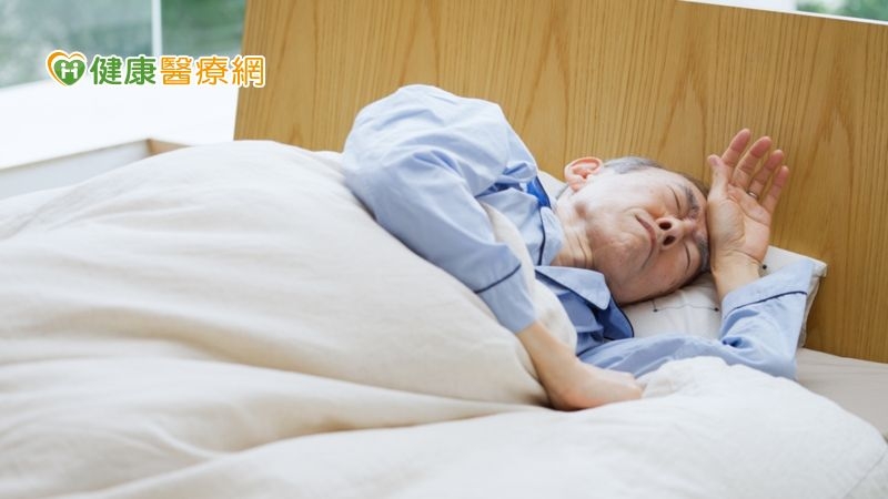 老翁驚見肝脾腫大罹血癌!慢性淋巴性白血病出現6症狀小心了