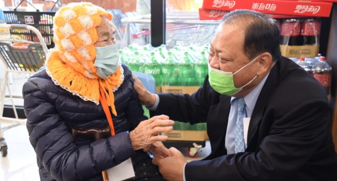 陳光復肯定台電陪伴獨居長者採買年貨   呼籲更多企業回饋社會