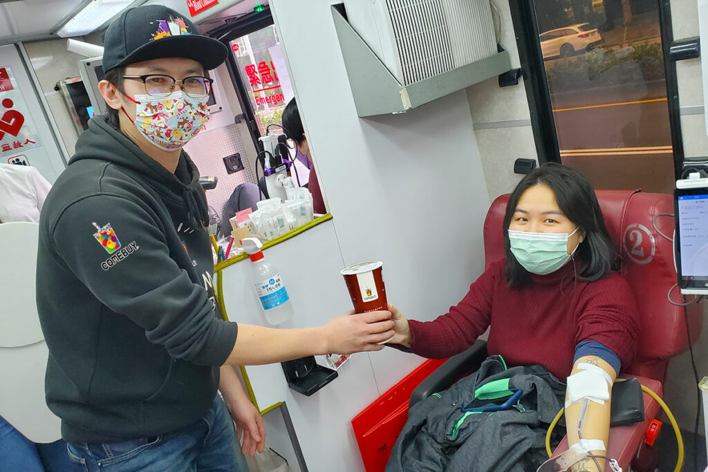 COMEBUY現萃熱飲溫暖善心(圖：COMEBUY提供）