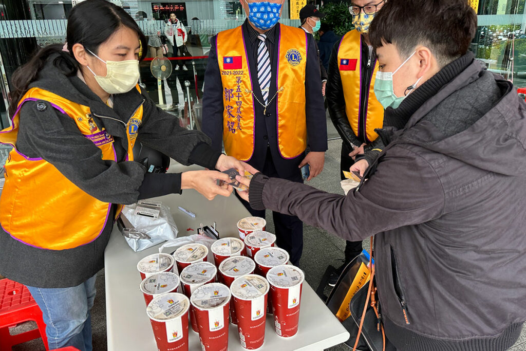 COMEBUY復錦店曾子溏店長，一早特別準備現萃海神與經典蘋果冰茶，希望為每位勇士都能馬上喝到暖心