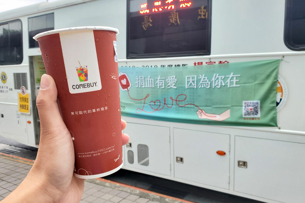 COMEBUY復錦店曾子溏店長，一早特別準備現萃海神與經典蘋果冰茶，希望為每位勇士都能馬上喝到暖心