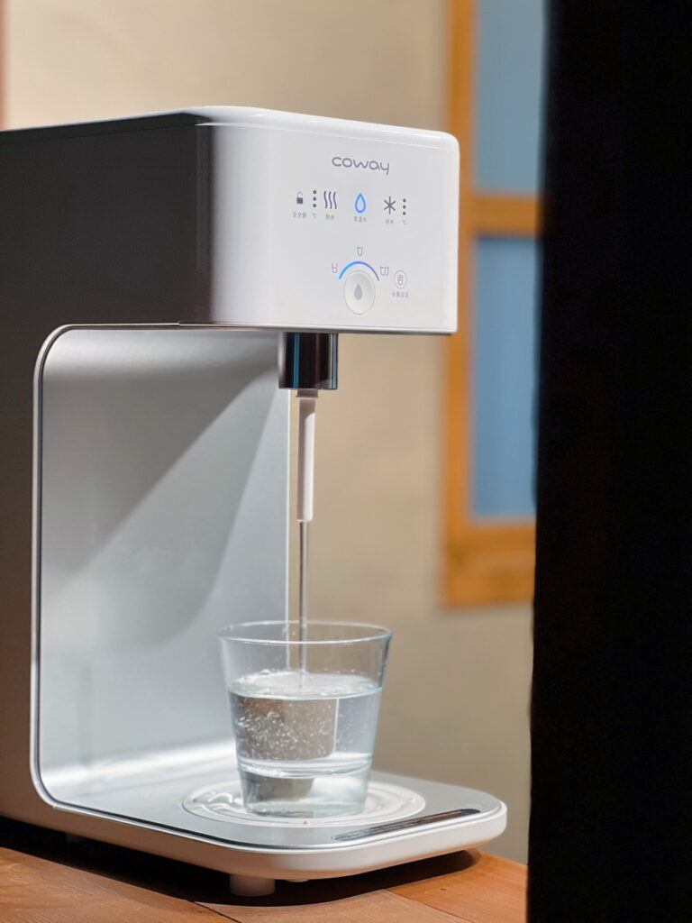Coway CHP-242N濾淨智控冰溫瞬熱飲水機擁有獨家厚膜瞬熱技術,省電又方便,無論何種沖泡需求均能一指解決,一機包辦飲水大小事。(圖:suki Lee(@ilovesukilee)提供)〉