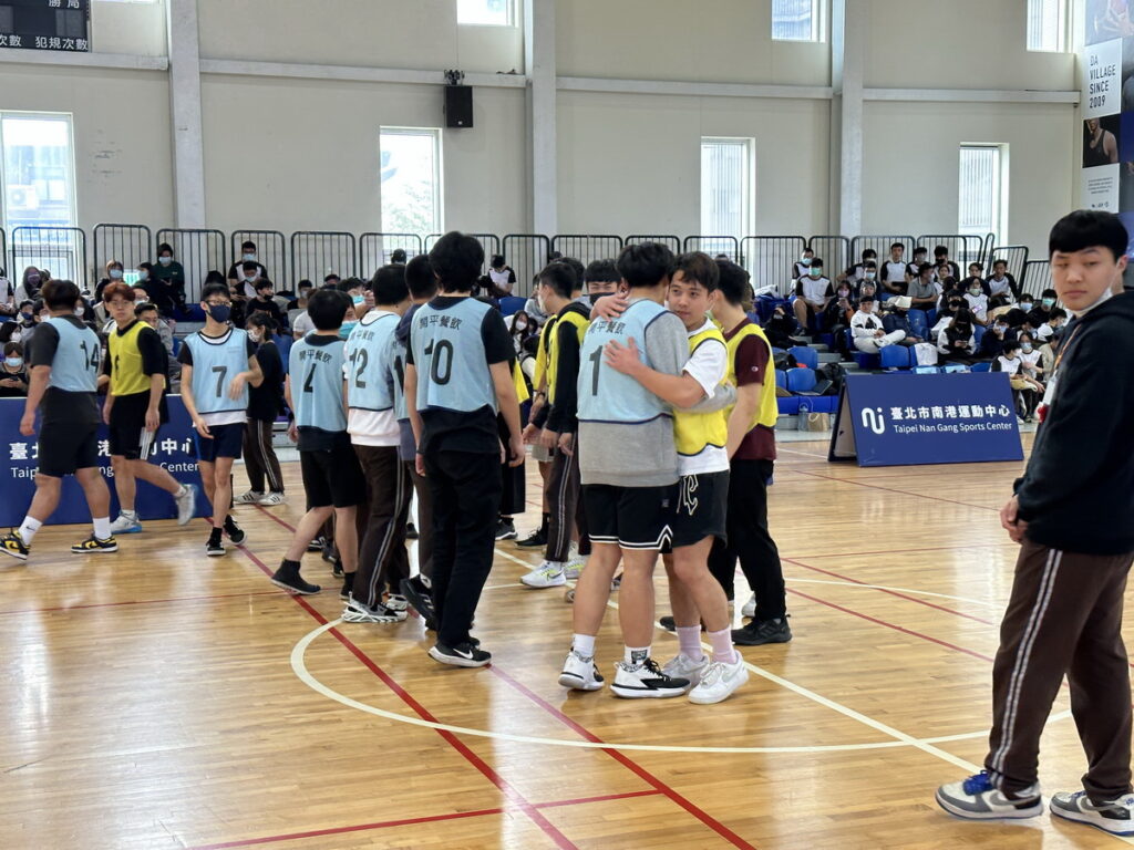 全校組隊參與開平餐飲校慶運動會球類競賽,親師生間更加凝聚情感。開平餐飲學校/提供