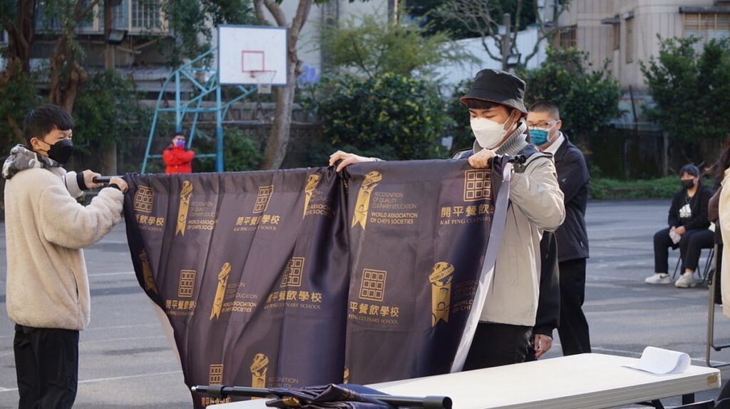 開平餐飲學校校慶為高二學生主題課程,為求活動圓滿,學生事前經歷多次自主討論及校內預演。