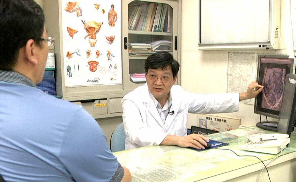 嘉基泌尿科陳丕哲醫師向患者說明檢查狀況
