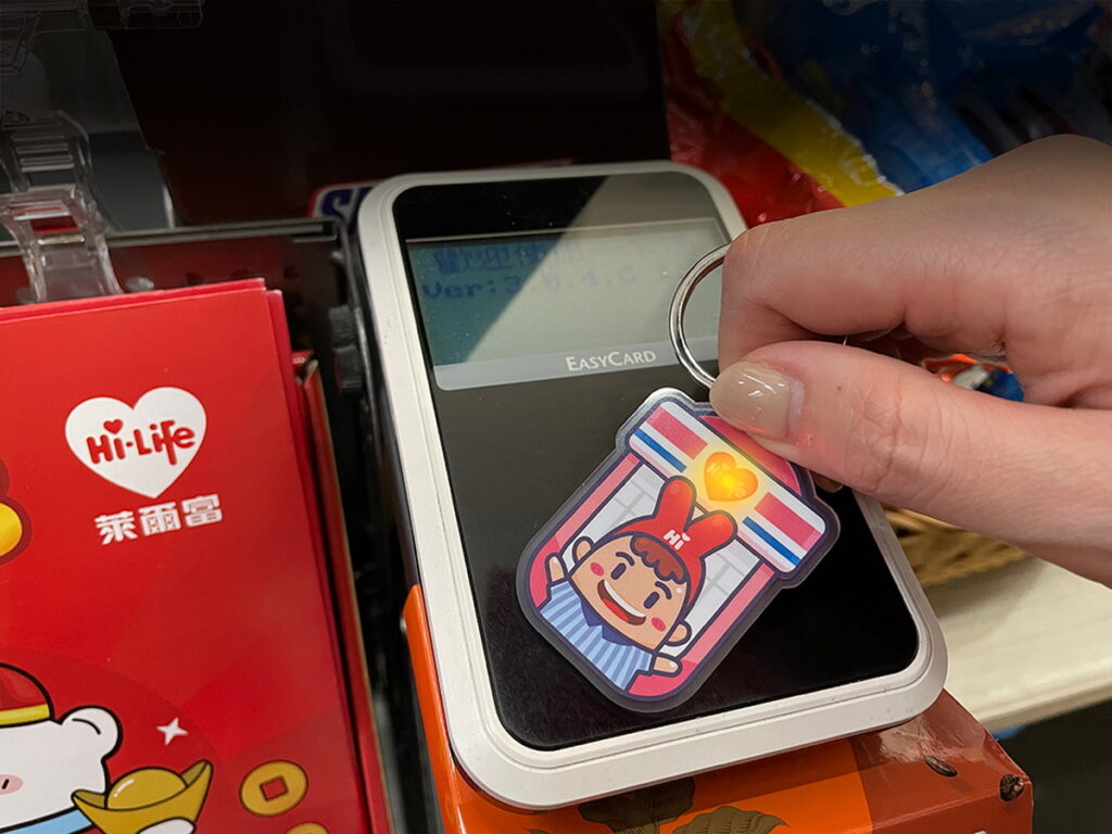 迎跨年,萊爾富推出超商獨家感應會發光「萊點元氣LED造型厚卡一卡通」,即日起熱烈預購中