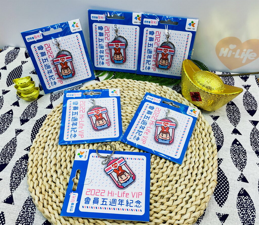 萊爾富推出超商獨家感應會發光「萊點元氣LED造型厚卡一卡通」預購,會員使用400 Hi點加299元可換購乙張