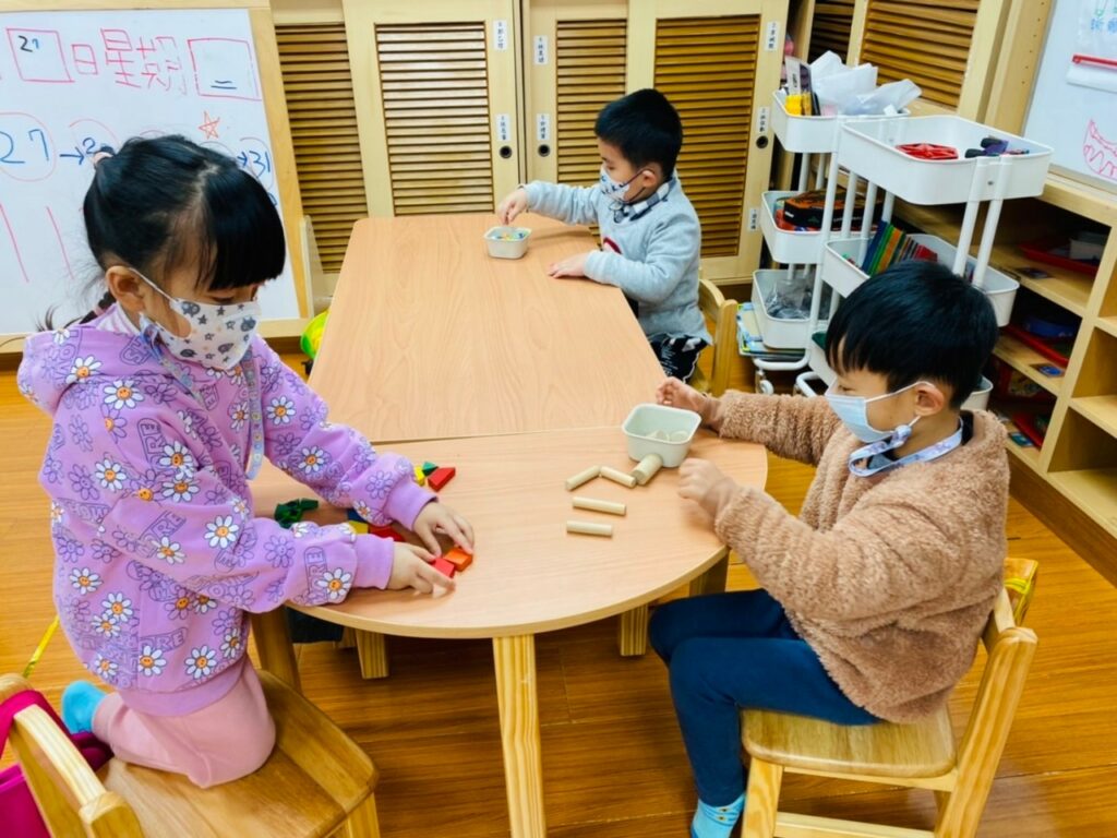 瑞柑國小學生更新課桌椅