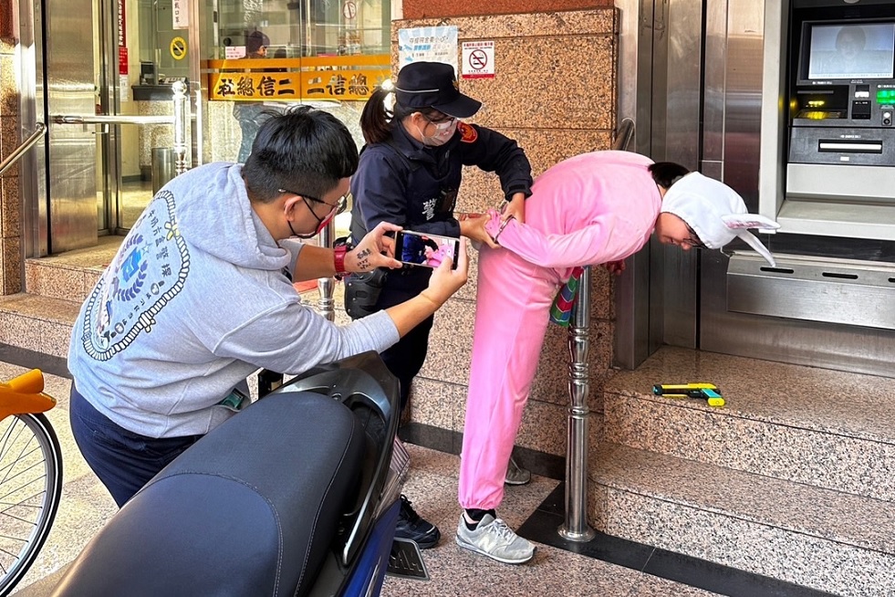 ▲ 粉紅兔兔劫匪搶ATM提款民眾GG了 (圖/台中市警察局 提供)