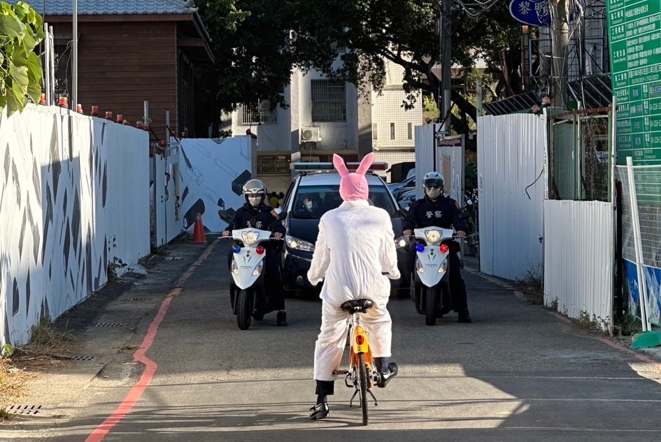 ▲ 白兔兔劫匪偷提款民眾包包也被逮了 (圖/台中市警察局 提供)