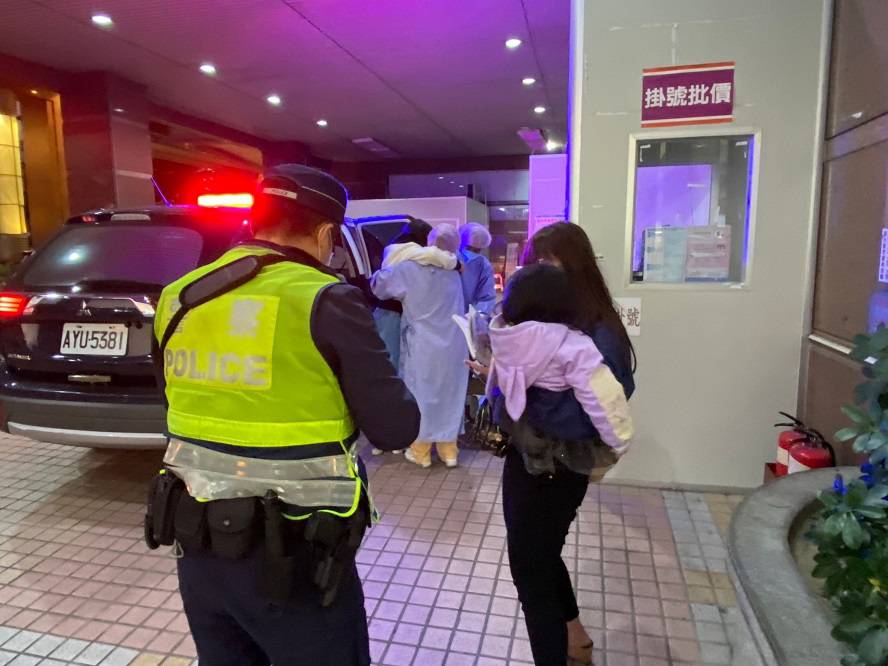 ▲徐女載著羊水已破的姊姊送醫卻塞車陣中,警方鳴笛緊急護送到醫院 (圖/台中霧峰分局 提供)