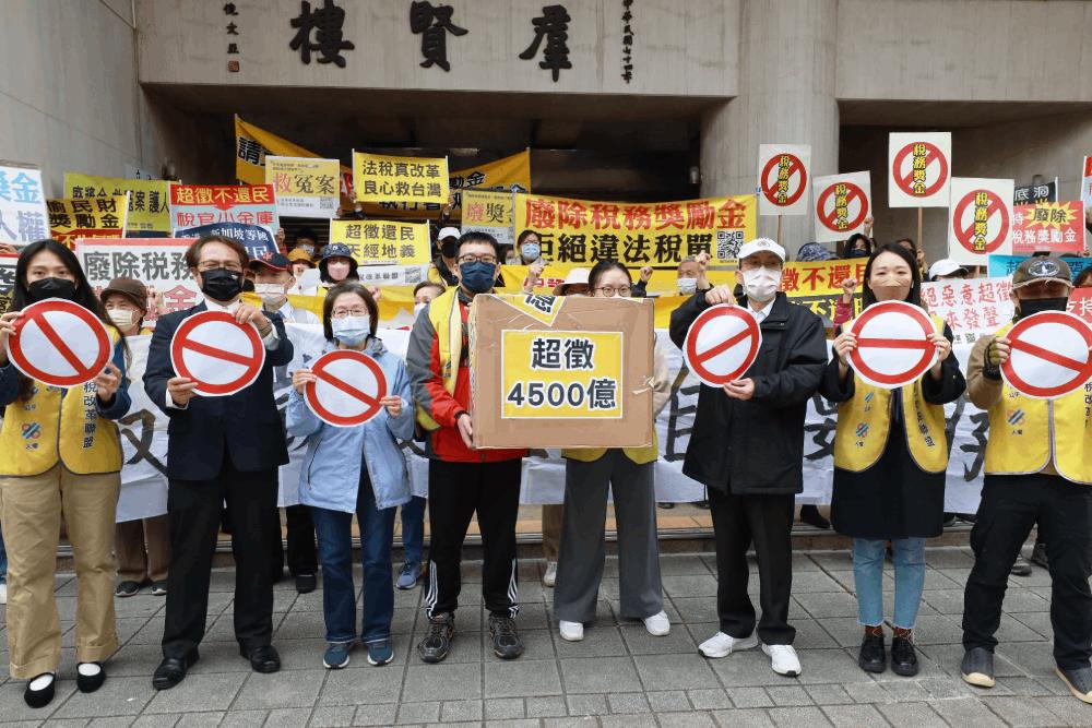 稅收超徵破兆流向不明?民團喊話蔡政府 每人應發4.8萬元 88 法稅改革聯盟聚集在立院抗議