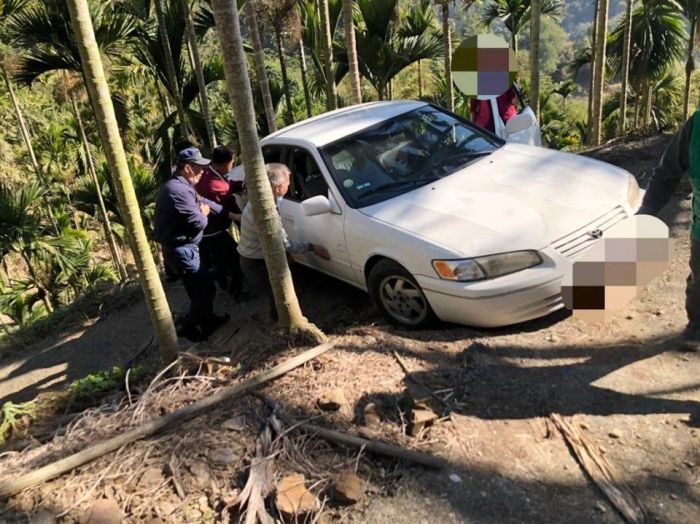 導航惹的禍! 男子駕車誤入產業道路受困半山腰