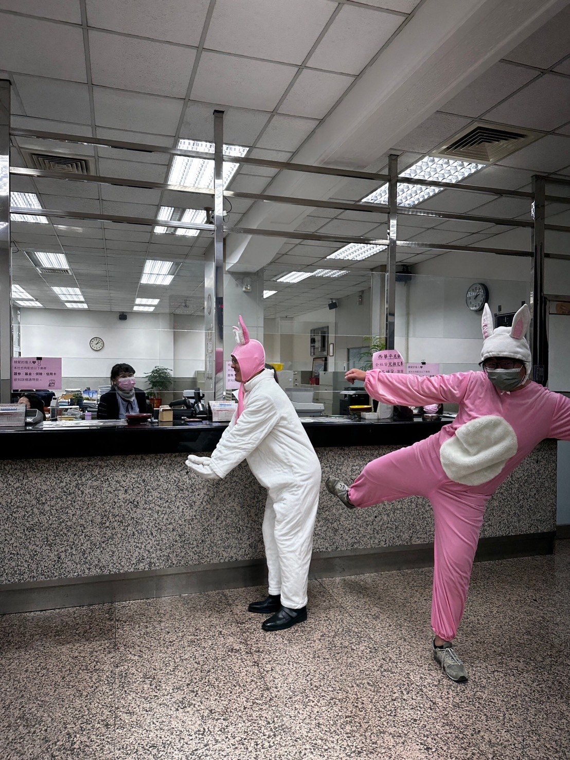 中市警一分局於日前在中區台中第二信用合作社進行「金融機構防搶演練」及拍攝防搶微電影。(圖/記者謝榮浤翻攝)