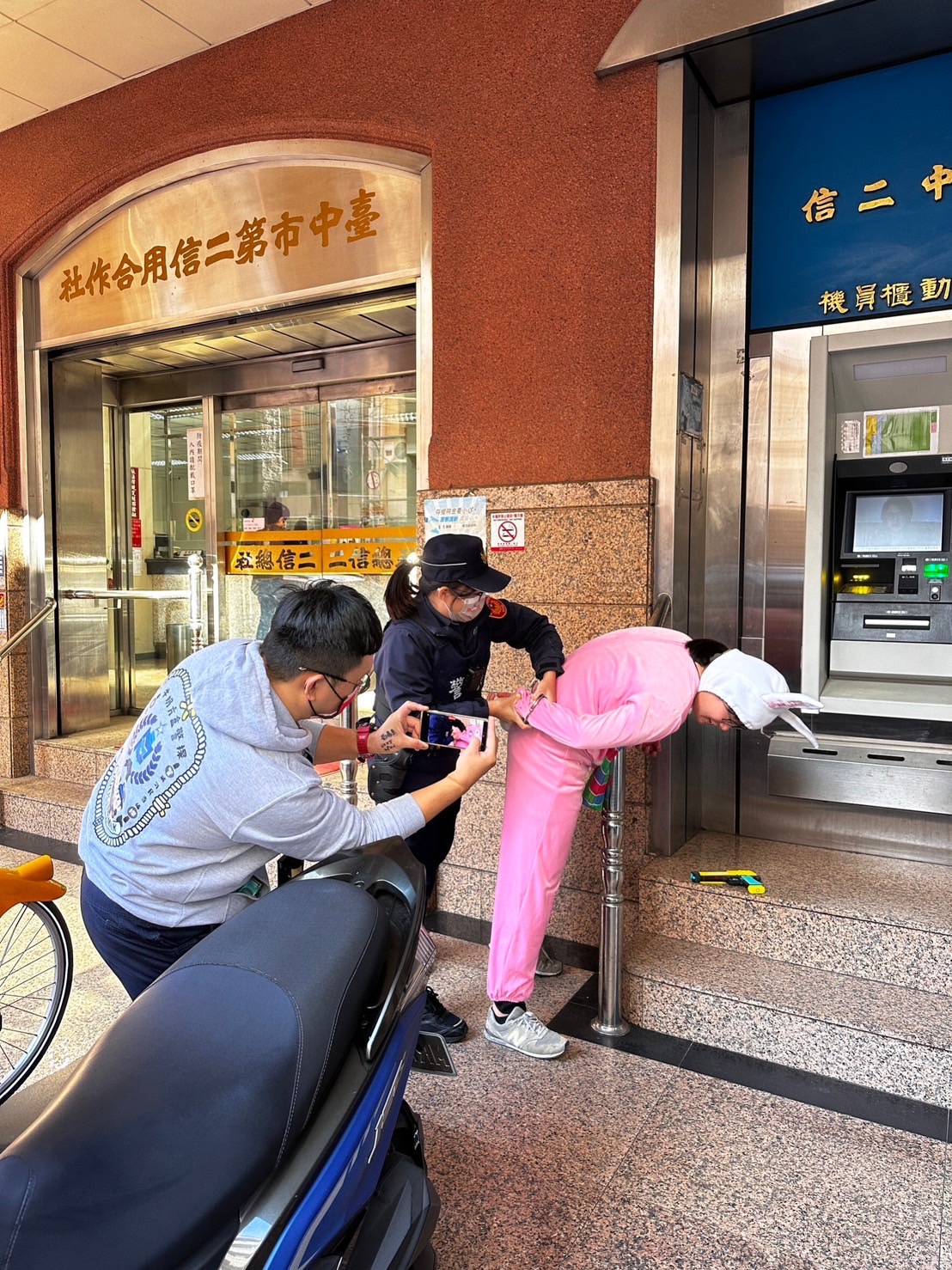 中市警一分局於日前在中區台中第二信用合作社進行「金融機構防搶演練」及拍攝防搶微電影。(圖/記者謝榮浤翻攝)