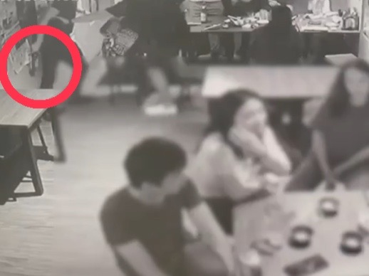 警方掌握監視器畫面，將江男依重傷害罪嫌函送偵辦。（記者徐煜勝翻攝）