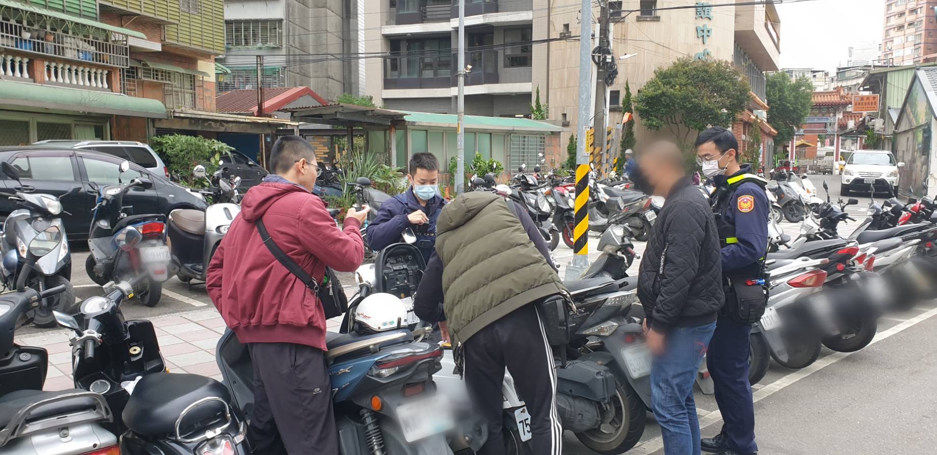 中和警方於現場查獲毒品愷它命。(記者徐煜勝翻攝)