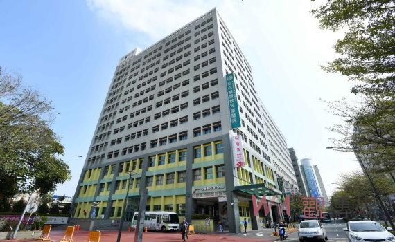 振奮!3歲童遭生母男友虐昏迷1個月已張開眼睛拿掉氧氣面罩