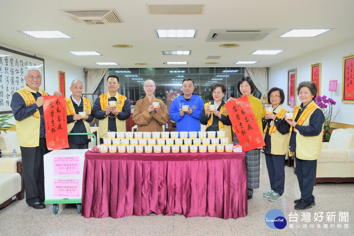 佛光山桃園講堂住持覺元法師與佛光幹部，致贈臘八粥到桃園市議會結緣。