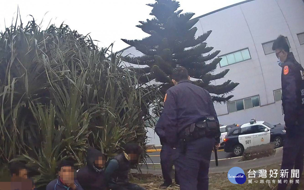 工地護欄外放梯子惹警疑，失聯移工見警上演捉迷藏追逐戰。