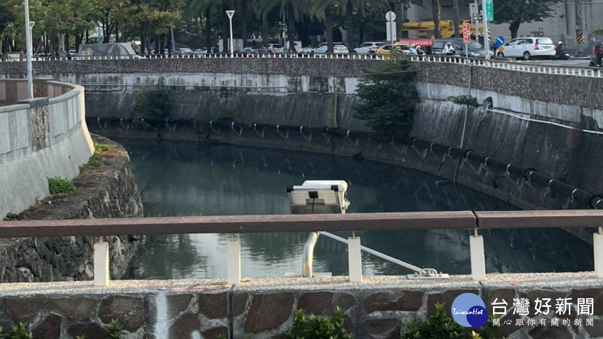 ▲水利局於愛河支線寶珠溝排水推動「智慧水利監測密網計畫」,進行高密度感測元件佈建。(圖/記者 許高祥 翻攝)