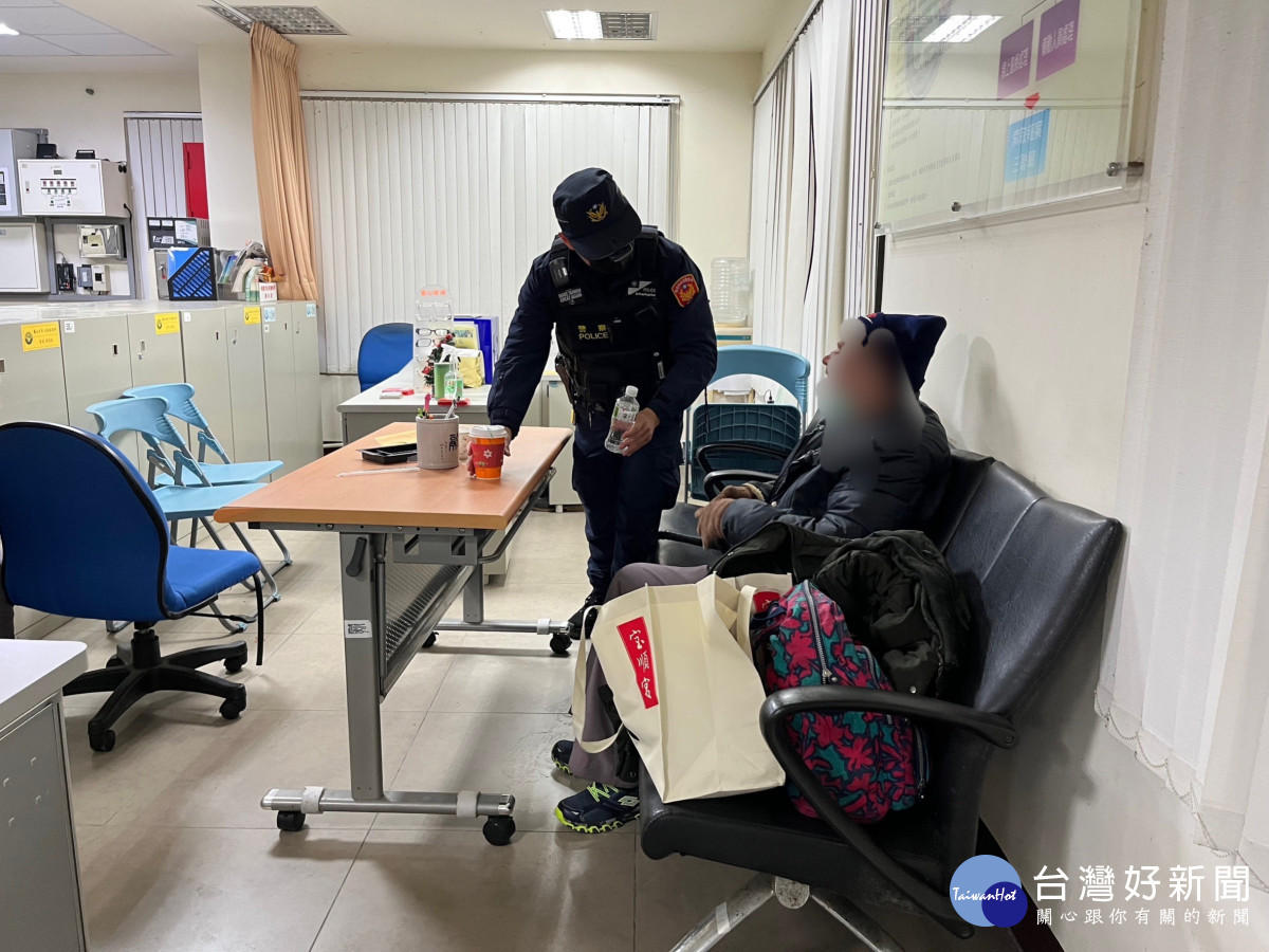 八旬海大生老翁返家迷路,學弟員警助返家。<br /><br /> <br /><br />
