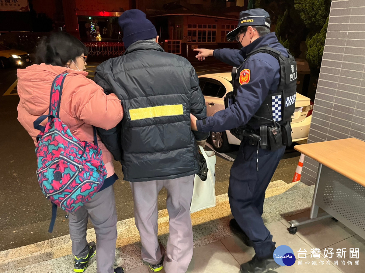 八旬海大生老翁返家迷路,學弟員警助返家。<br /><br /> <br /><br />