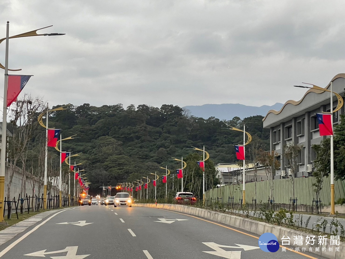 迎接新年新展望　花蓮縣府於主要道路懸掛國旗