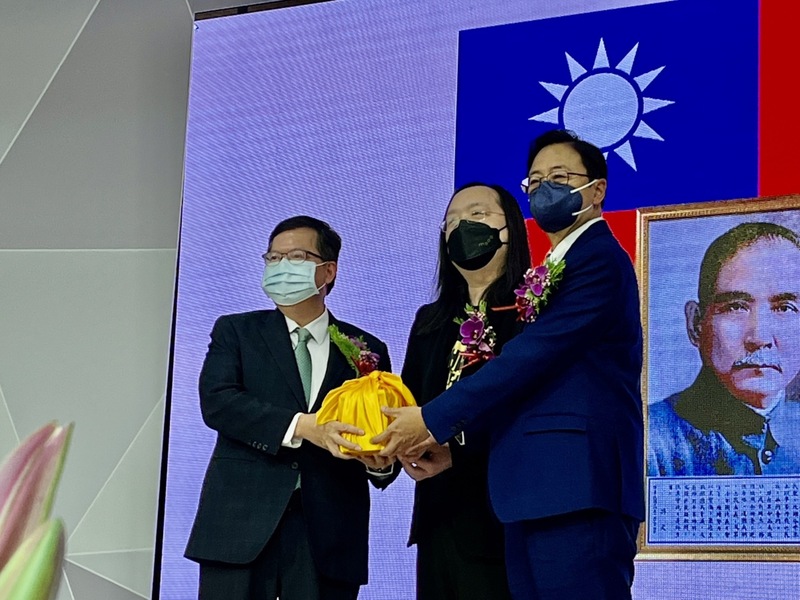 新任市長張善政(右)25日宣誓就職,從卸任市長鄭文燦(左)手中接下印信,數位發展部長唐鳳(中) 擔任監交人。中央社