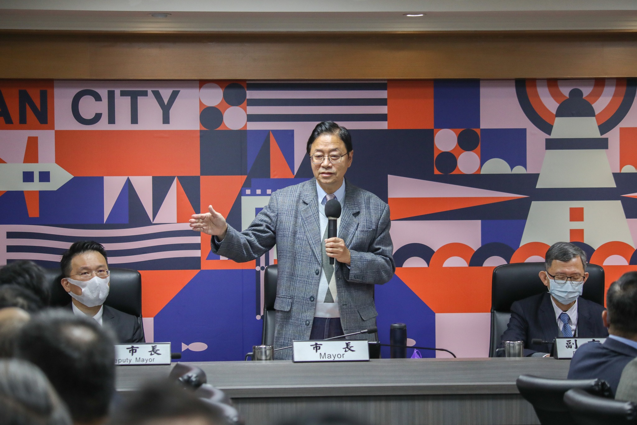 張善政29日宣布,桃園市老人三節禮金從原本的2000元調高至2500元,同時刪除排富條款規定。翻攝張善政臉書