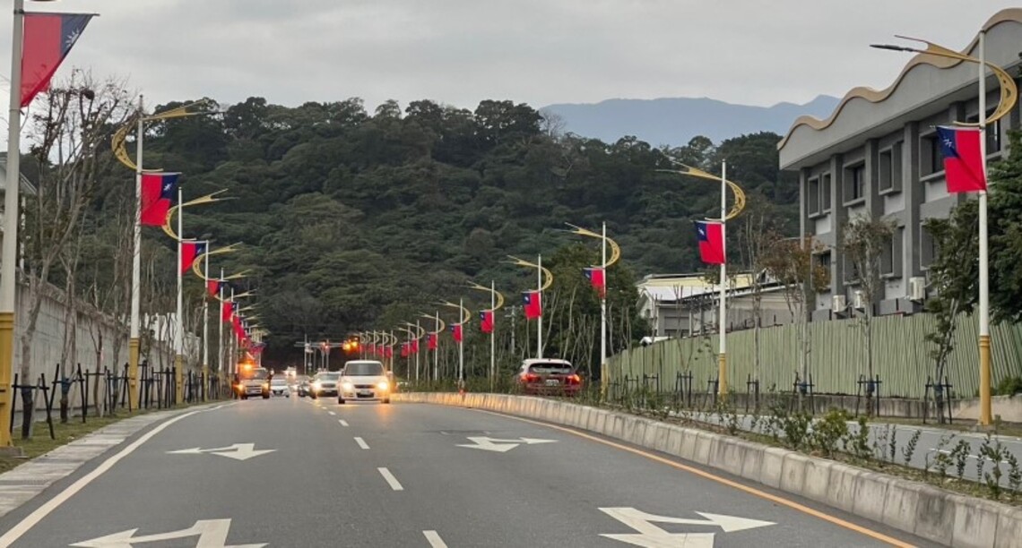 迎接新年新展望!  花蓮縣主要道路掛國旗