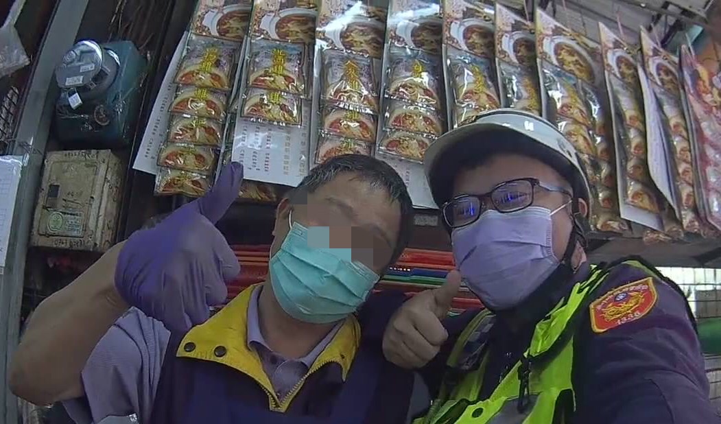 ▲ 民權所警員李宗政鍥而不捨地找到丟失大包「素料」食材的店家 (圖/台中市警察局 提供)