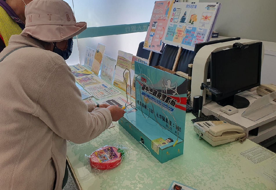 ▲ 民眾進行「165防詐電流急急棒」小遊戲,邊玩邊學習犯罪預防知識 (圖/台中市警察局 提供)