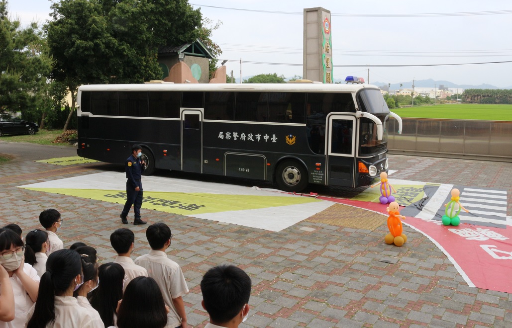 ▲ 警方宣導團深入校園,加強學生對大型車內輪差及視野死角的安全知識 (圖/台中市警察局 提供)