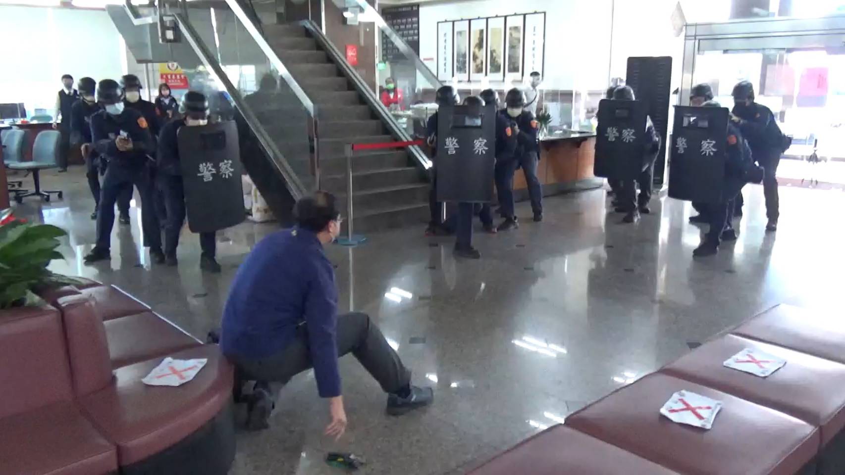 ▲霧峰警分局舉辦金融防搶演練,其逼真程度連吃瓜群眾都讚不絕口 (圖/台中霧峰分局 提供)