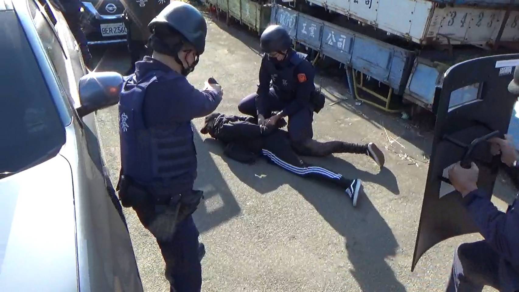 ▲ 飾演開車接應歹徒見事跡敗露而逃走,一樣遭攔截警力圍捕 (圖/台中霧峰分局 提供)