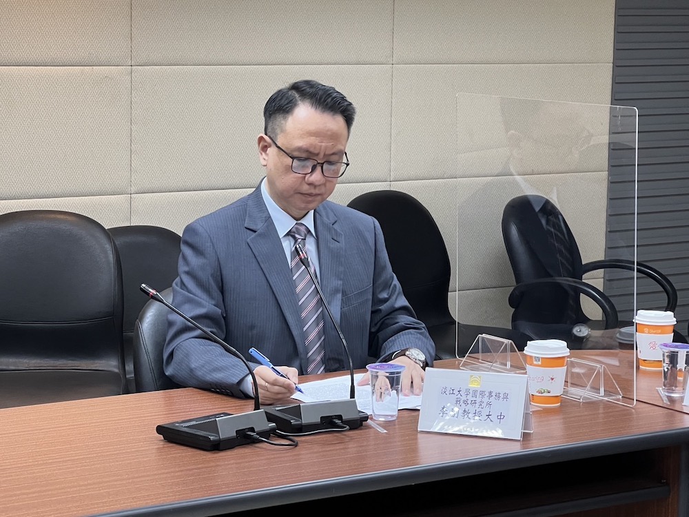 前藍委怒批蔡英文被美國參議員勒索丟臉 民進黨不願與對岸和解 88 淡江大學戰略所副教授李大中29日指出,蔡政府對外強調踏實外交,但成果顯然乏善可陳。