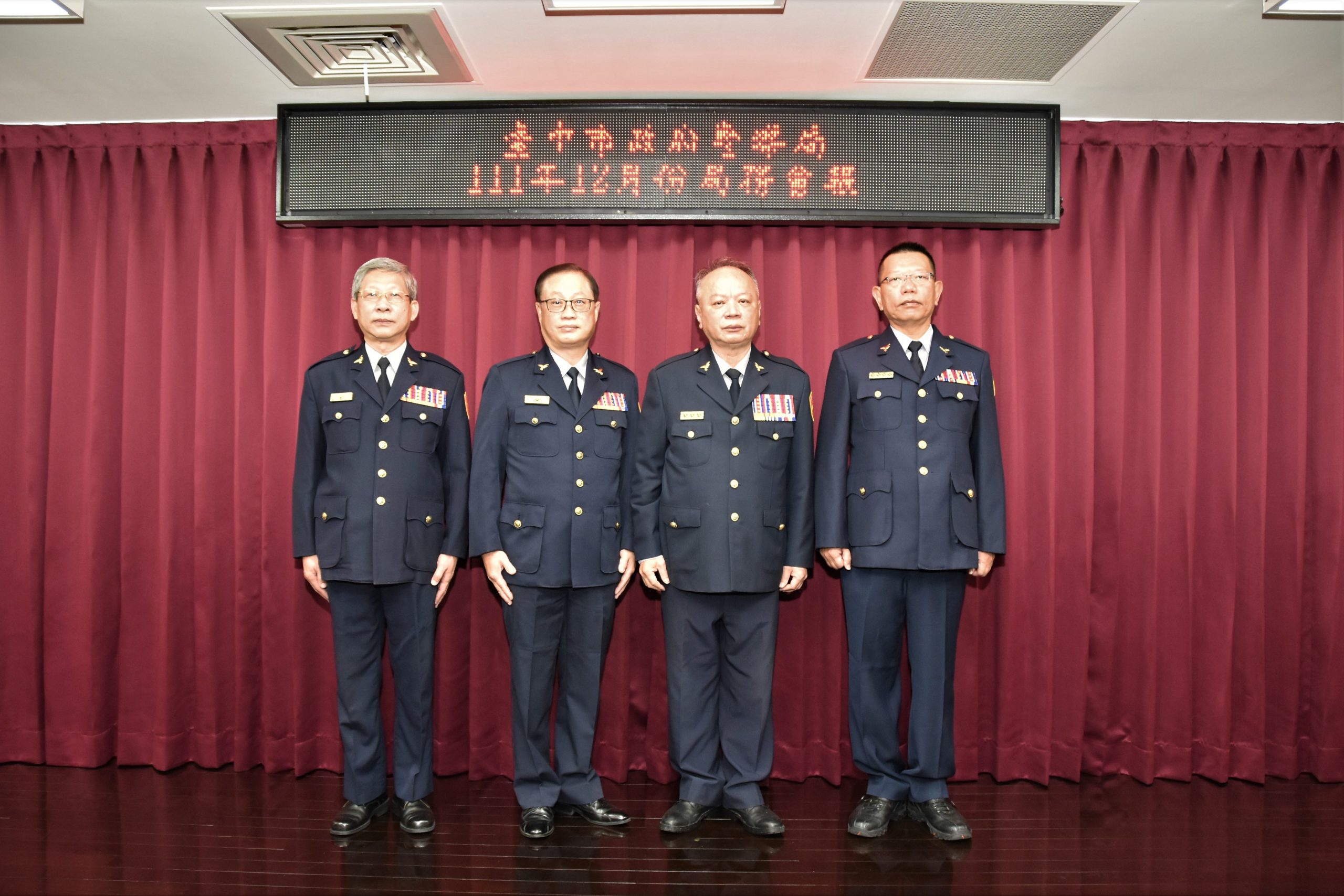臺中市政府警察局長蔡蒼柏(右2)主持職務人員授階,表彰陞職人員共29人,並期許共同維護臺中治安。(圖/記者謝榮浤翻攝)