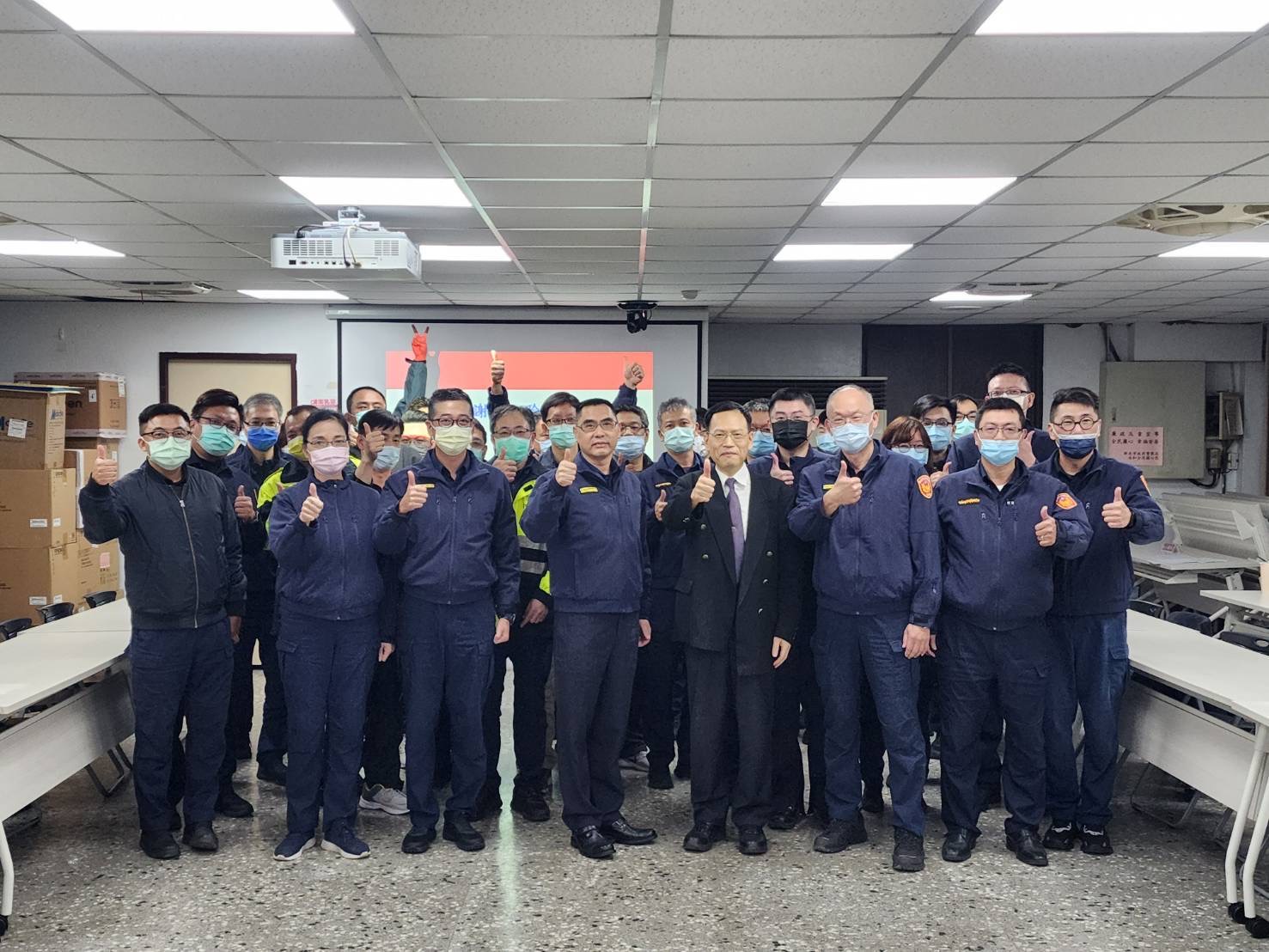 永和警請臺灣警察專科學校張文菘教授為員警上課。(記者徐煜勝翻攝)
