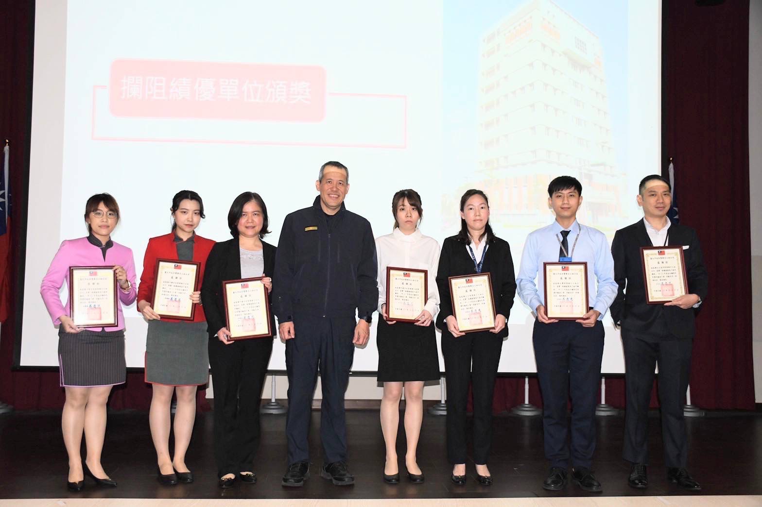 士林警感謝金融機構聯合阻詐。(記者徐煜勝翻攝)