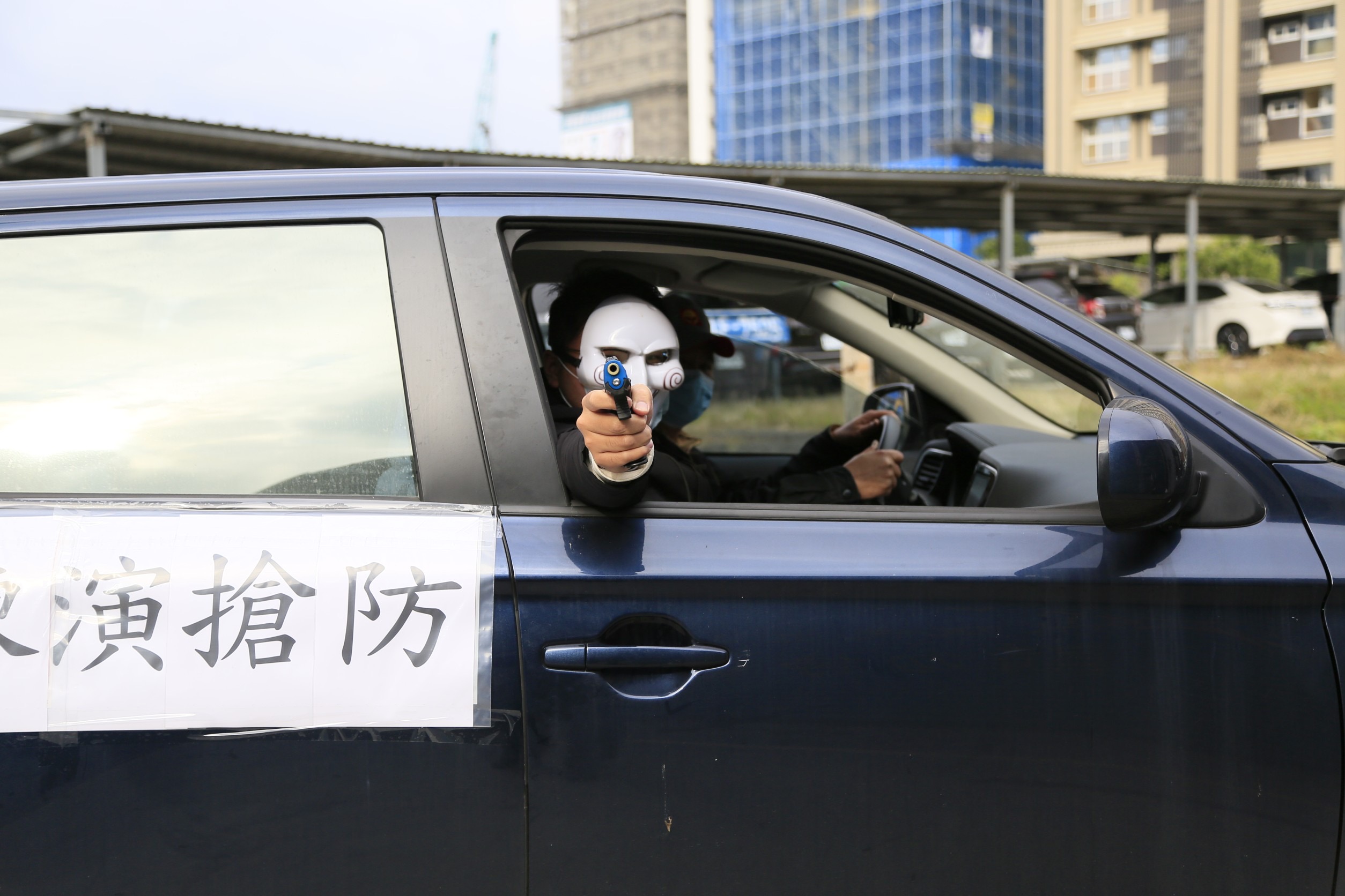 海山分局奪魂鋸版防搶演練。(記者戴昱弘翻攝)