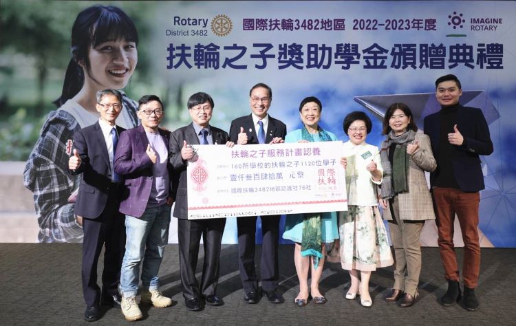 左起地區服務計畫主委黃聖元、3482地區前總監陳世霖、扶輪之子主委張利益、國際扶輪3482地區總監徐錕柏、前總監地區領導人訓練委員會主委林鑾鳳、地區社區服務主委方芳、台北市社會局科長陳郁君、台北市教育局專員呂柏毅。(圖/國際扶輪3482地區提供)