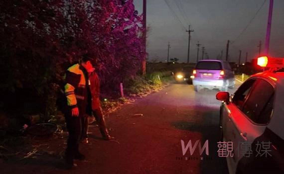 天冷風強老翁路邊避寒　暖警巡邏車載他回家