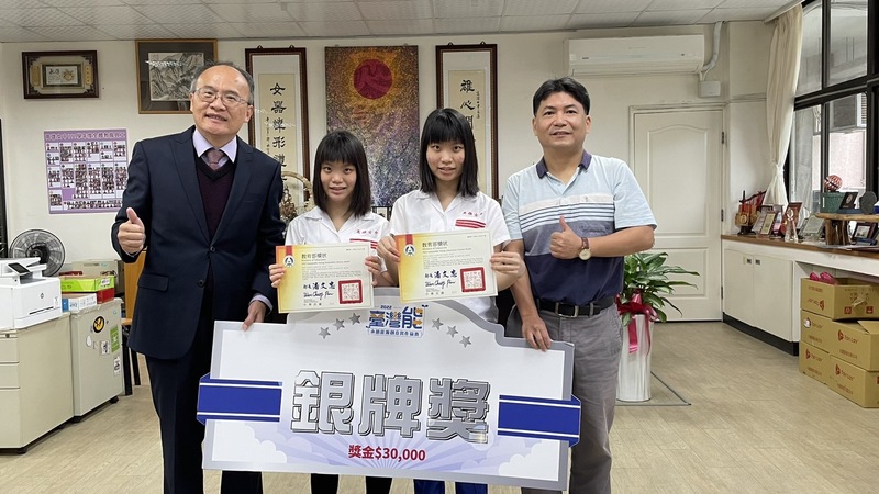 漾新聞|高雄女中雙胞胎姊妹想像愛河也可以發電 研發新式微生物電池勇奪教育部實作競賽銀牌獎