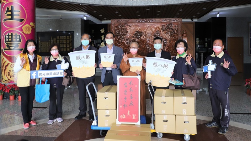 漾新聞|佛光山鳳山講堂贈議會臘八粥 副議長祈願市民平安
