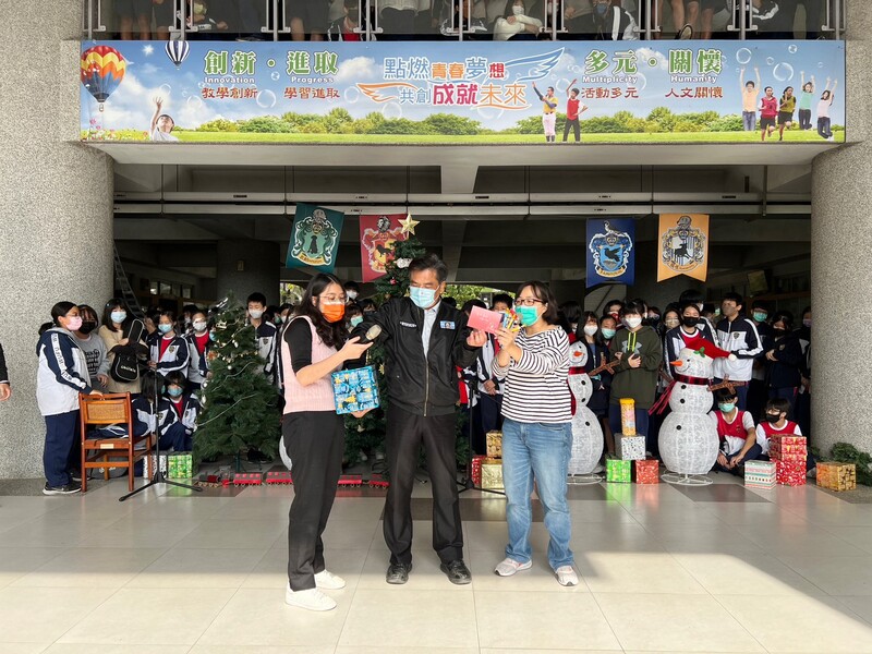 漾新聞|五福國中魔法哈利波特「感恩多謝週」 感謝牆街頭藝人打賞義賣 學生捐發票做公益