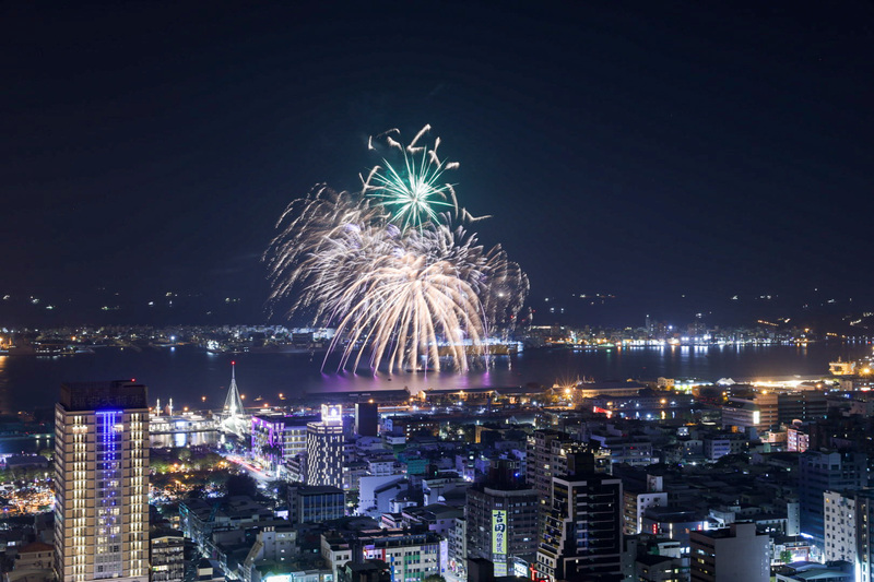 高流今晚試放60秒的大港花火 照耀高雄亞灣夜空 並公布最佳觀賞位置