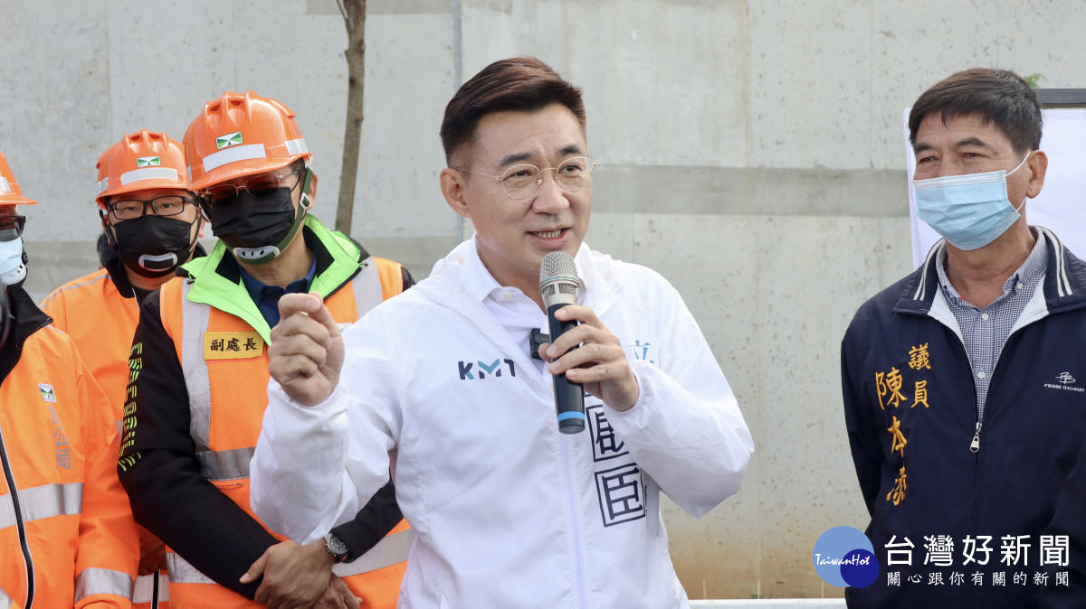 立委江啟臣感謝交通部高公局同仁付出非常多心血與努力,共同完成這條重要的高速道路。